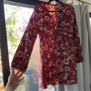 Hippie floral dress keyhole top puff sleeves. Short flirty long sleeved dress